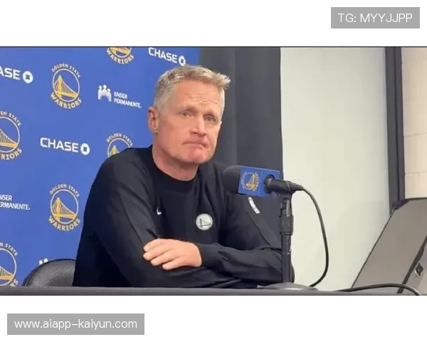 NBA赛场现趣味一幕，科尔新闻发布会修剪指甲显轻松